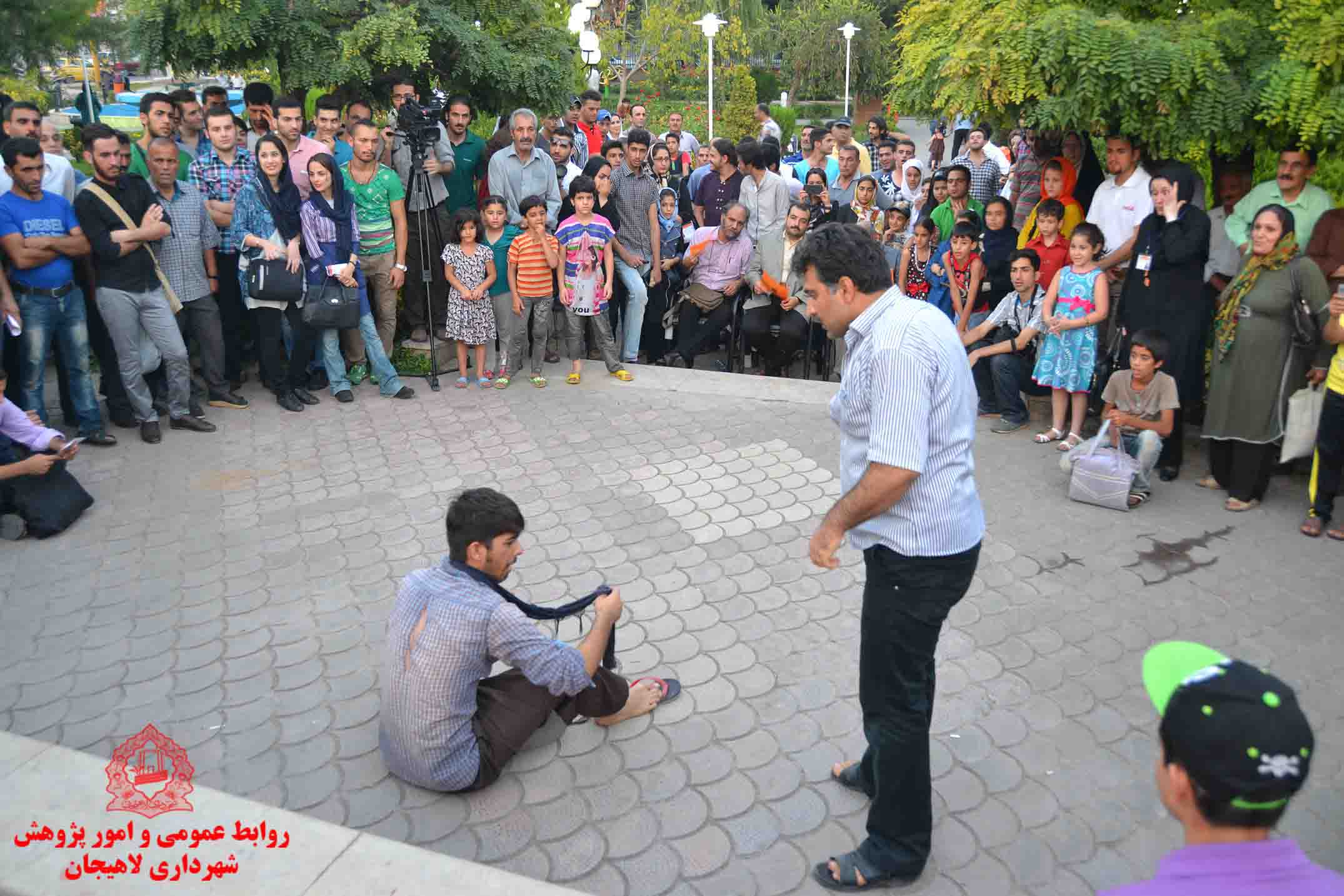 گزارش تصويري : اولين روز پنجمين جشنواره تئاتر خياباني شهروند لاهيجان